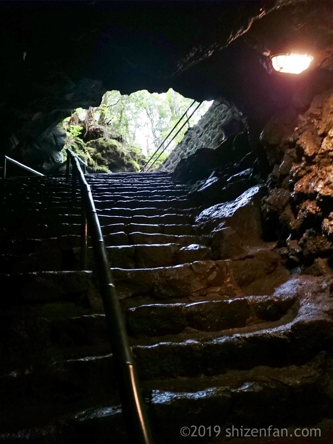 富岳風穴から地上への出口の階段