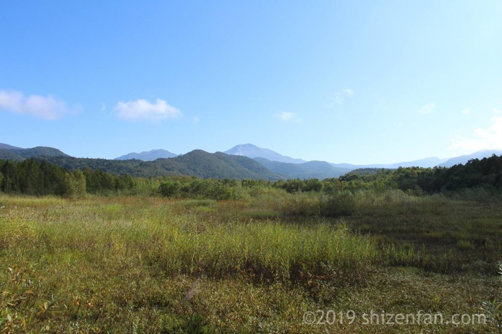 望郷公園の隣りの原っぱと朝日岳遠景