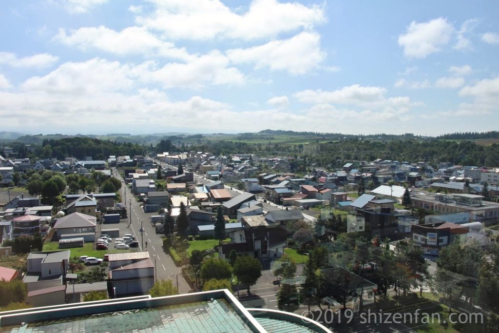 美瑛四季の塔からの眺め、奥に緑の丘