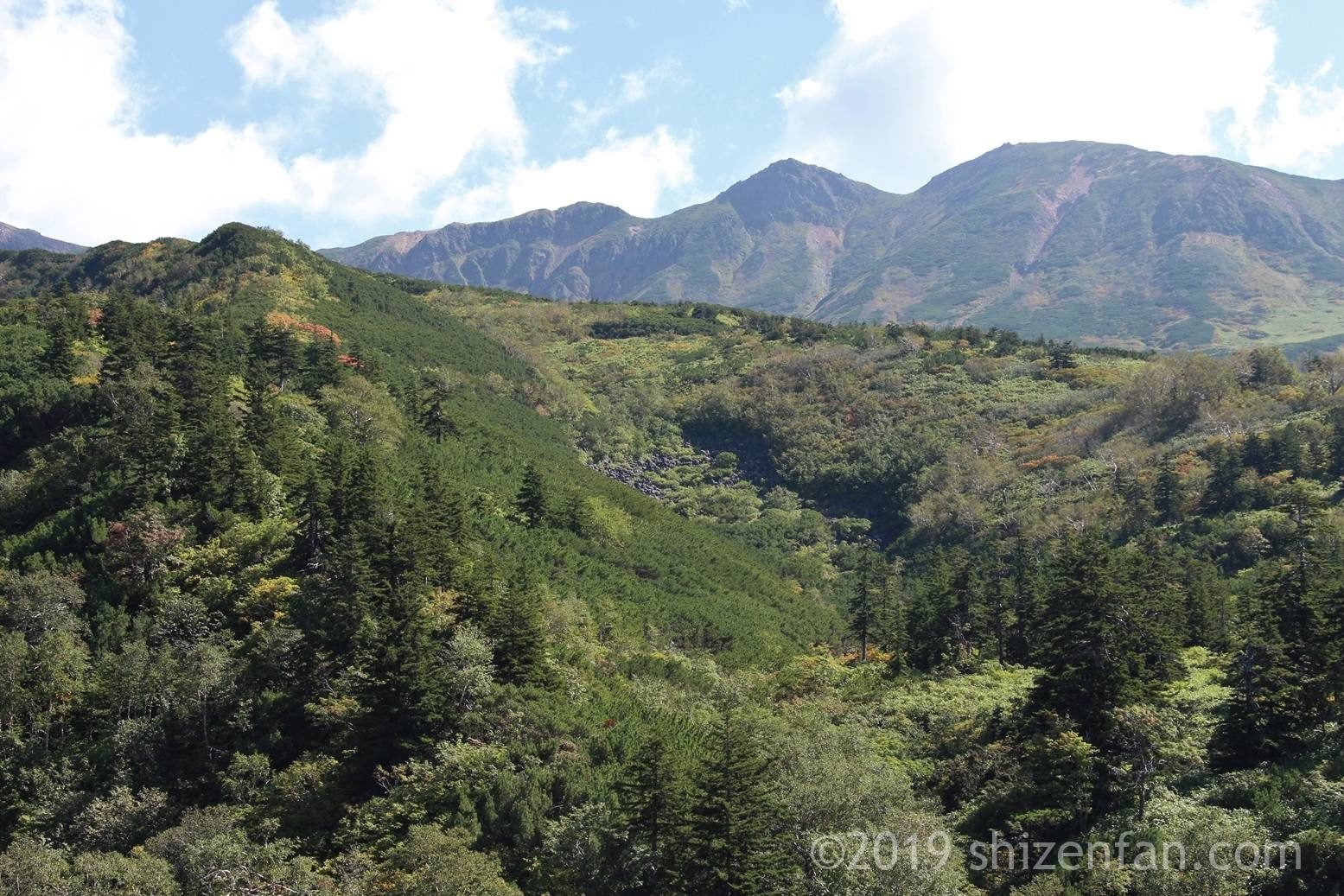 十勝岳温泉郷から見晴らす山々
