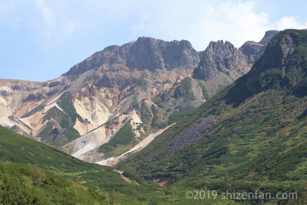 十勝岳温泉郷の山道から見える険しい山
