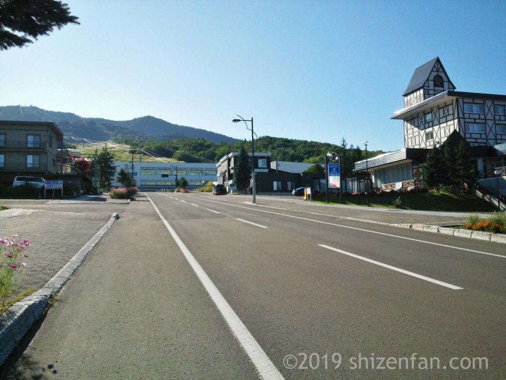 富良野スキー場北の峰ベースへ上がる道路、夏の様子