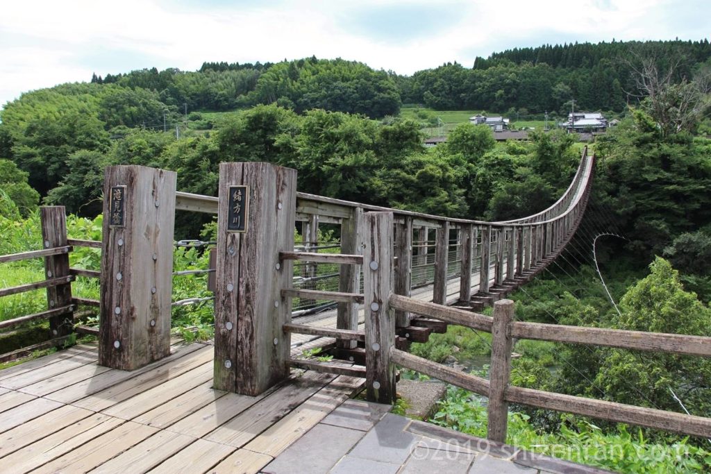 道の駅側入り口から見た原尻の滝の吊橋