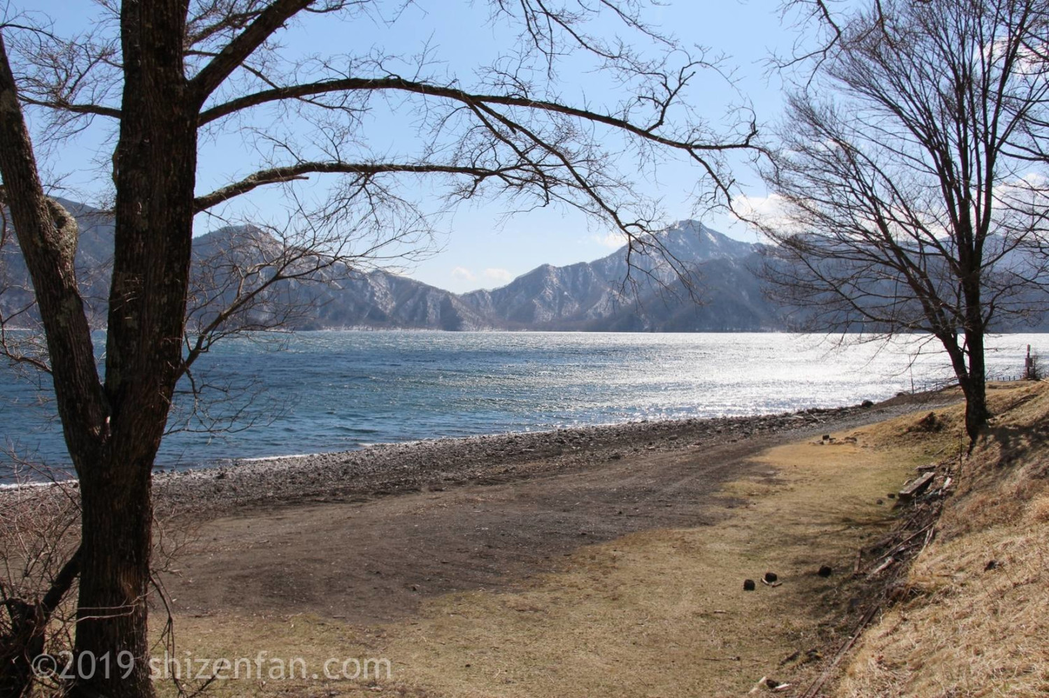 4月中旬の日光の中禅寺湖、光る湖面