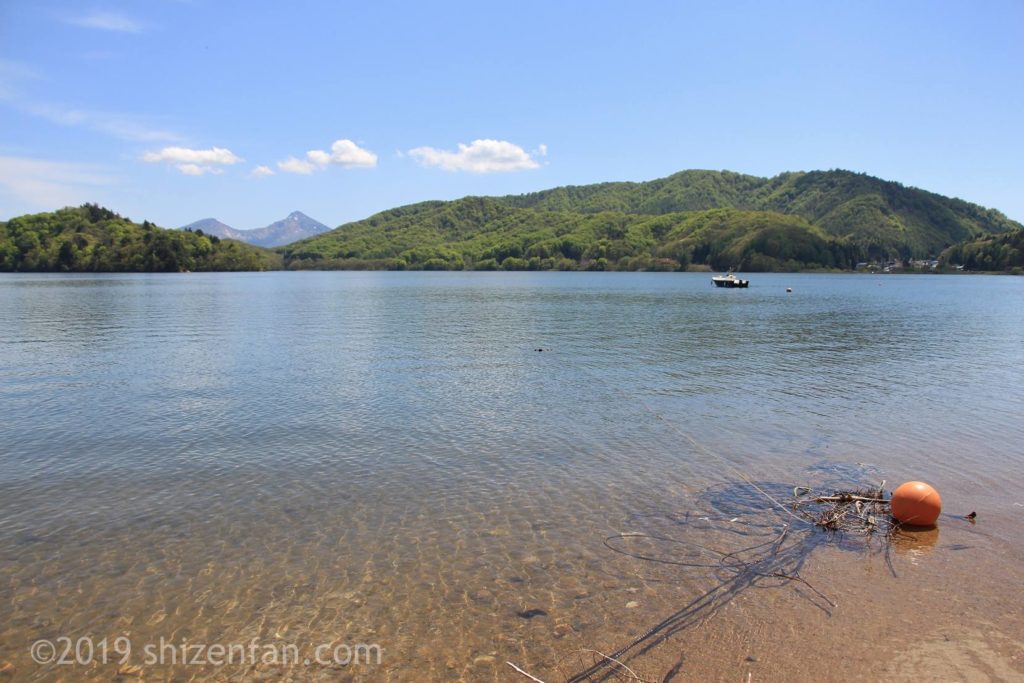 桧原湖と磐梯山、澄んだ水の浅瀬にオレンジ色の浮き