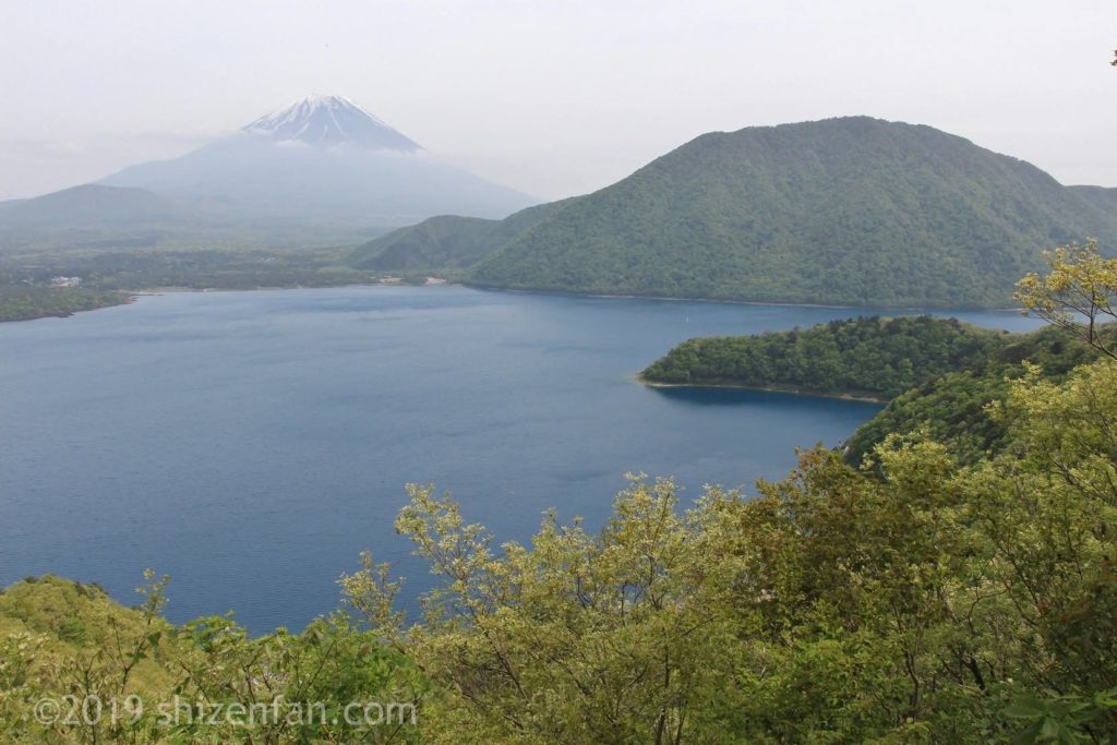 中ノ倉展望台から望む本栖湖と富士山