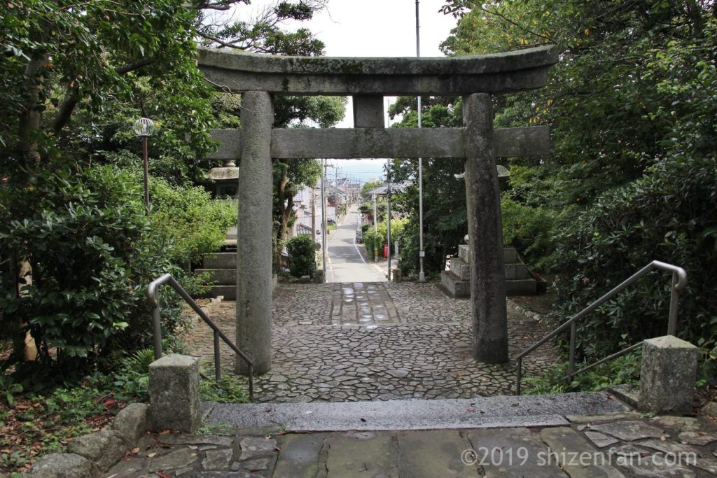 志賀海神社の鳥居、奥に道路と民家