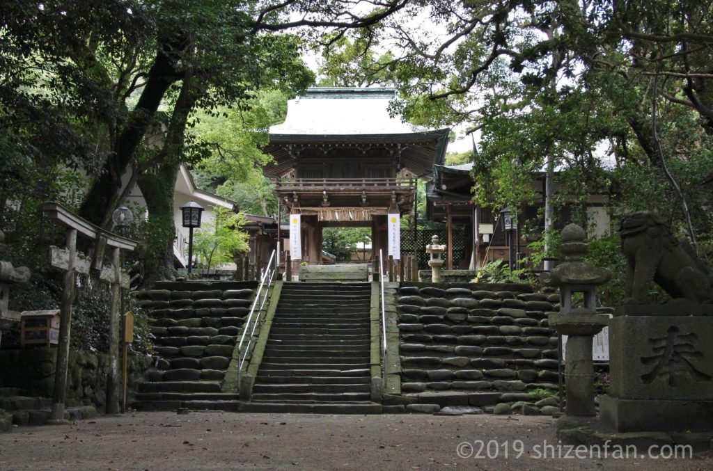 木々に囲まれて薄暗い志賀海神社参道、その先に楼門