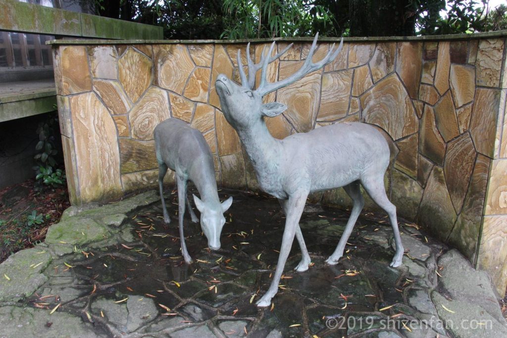 志賀海神社境内にある二匹の鹿の像
