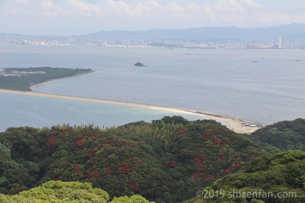 志賀島潮見公園展望台から望む海の中道、奥に百道浜