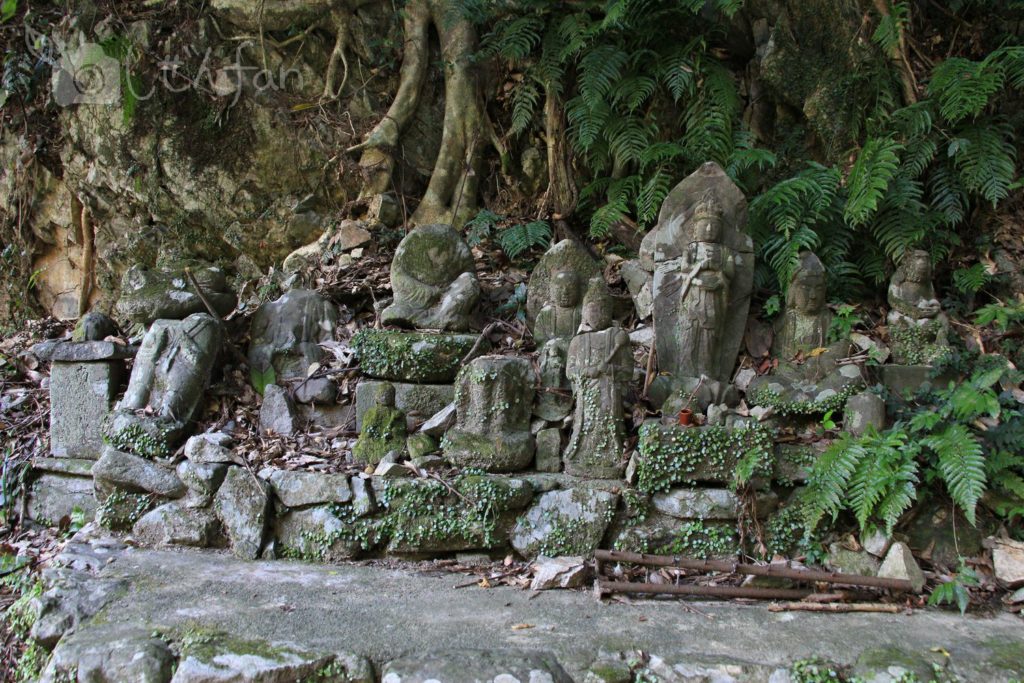 清水の滝・清水山宝地院の観音像群