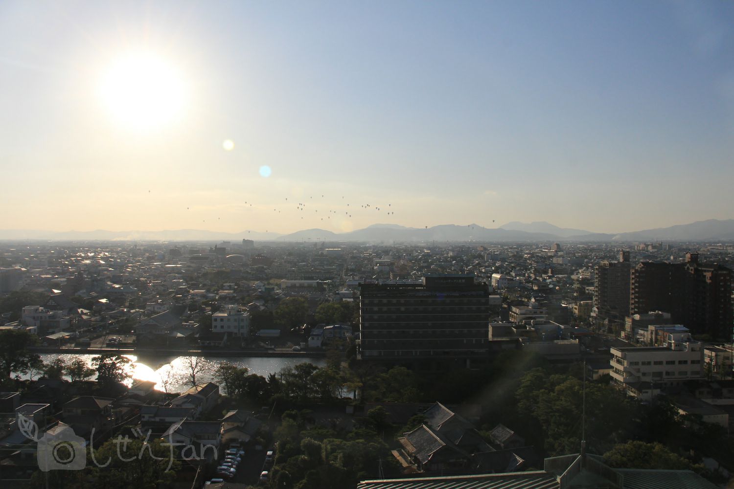 佐賀県庁展望ホールからの眺めとたくさんの小さなバルーン