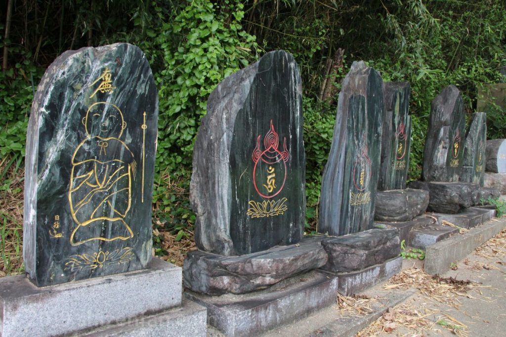 志賀島の蒙古塚の様子、一列に並ぶいくつもの石碑