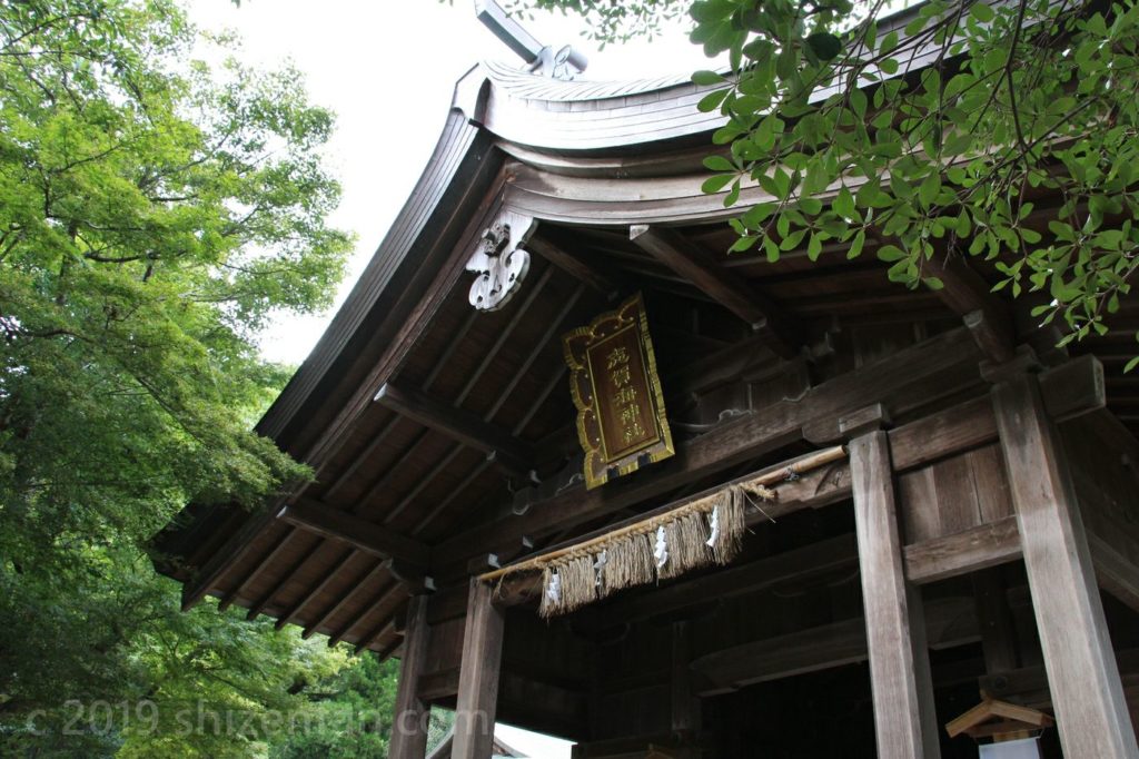緑に囲まれた志賀海神社本殿、建物上部のイメージ写真