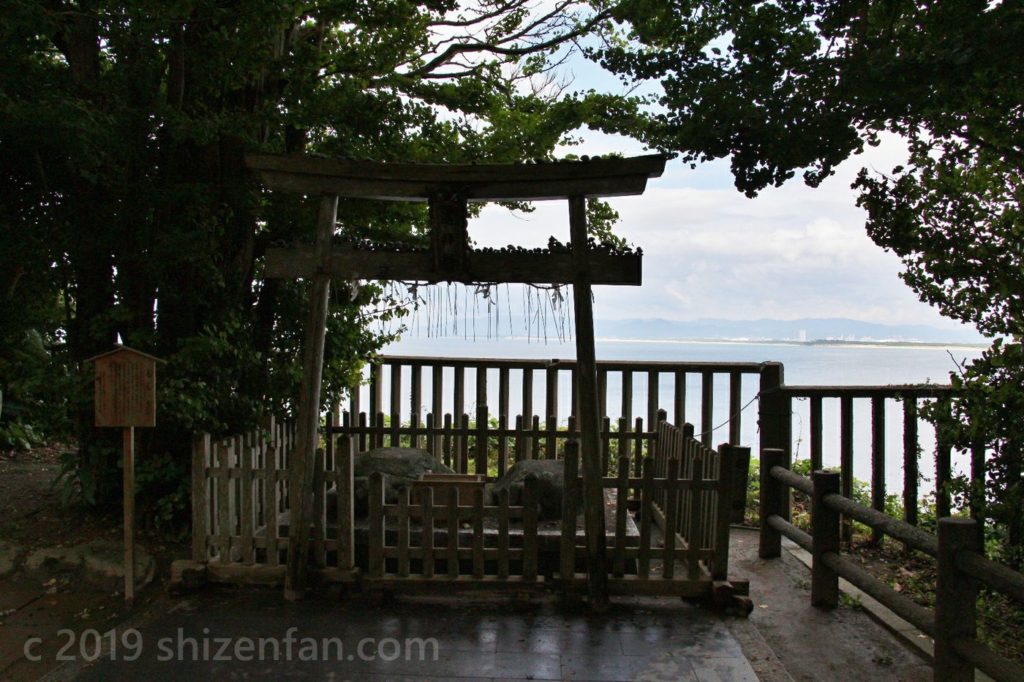 志賀海神社境内にある鳥居、背景に海の中道