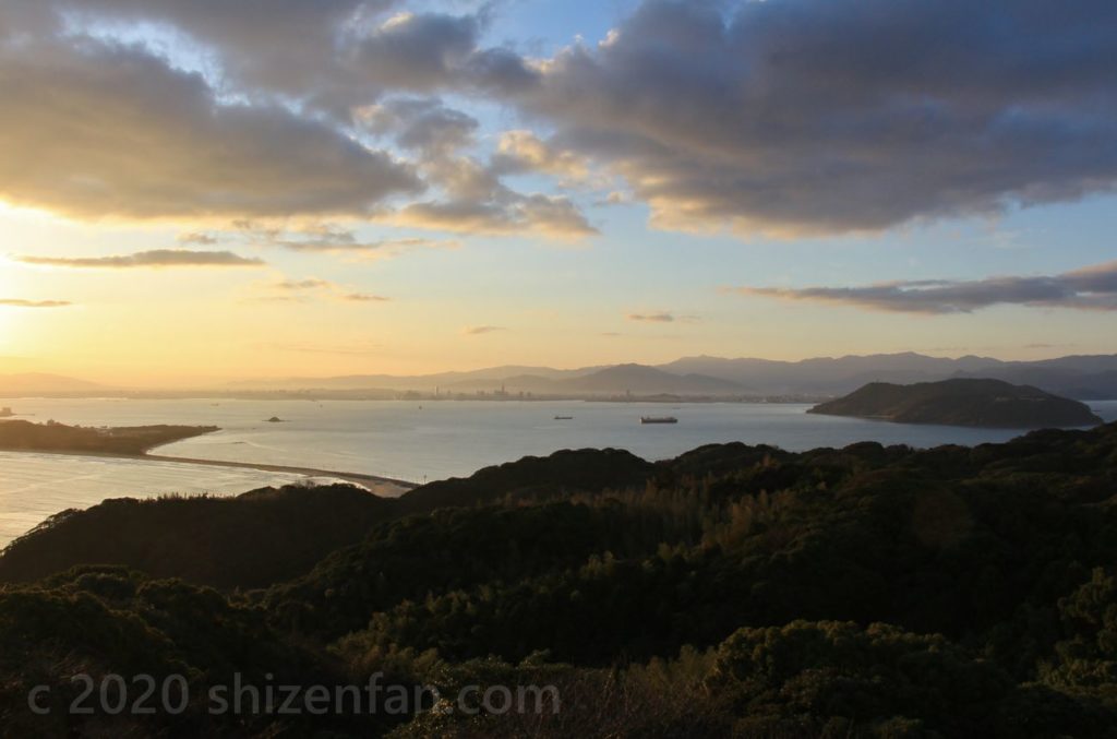志賀島潮見公園展望台から望む朝の博多湾