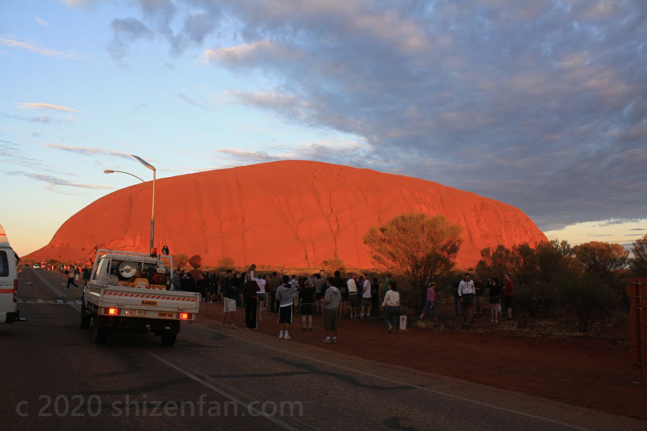朝日を浴びるウルル（Uluru Sunrise Viewing Areaにて）