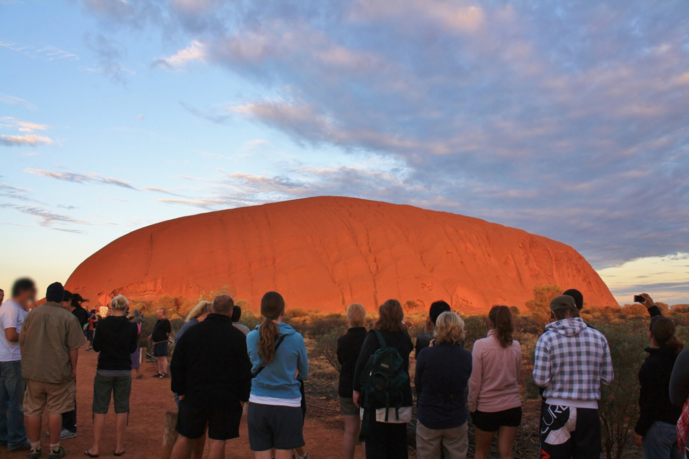 朝日に染まるウルル（エアーズロック）
