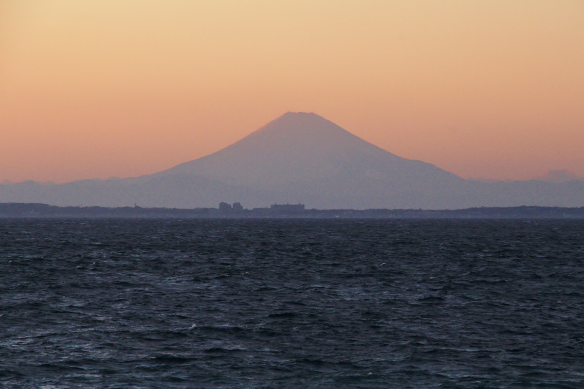 房総半島から望む夕暮れ時の富士山