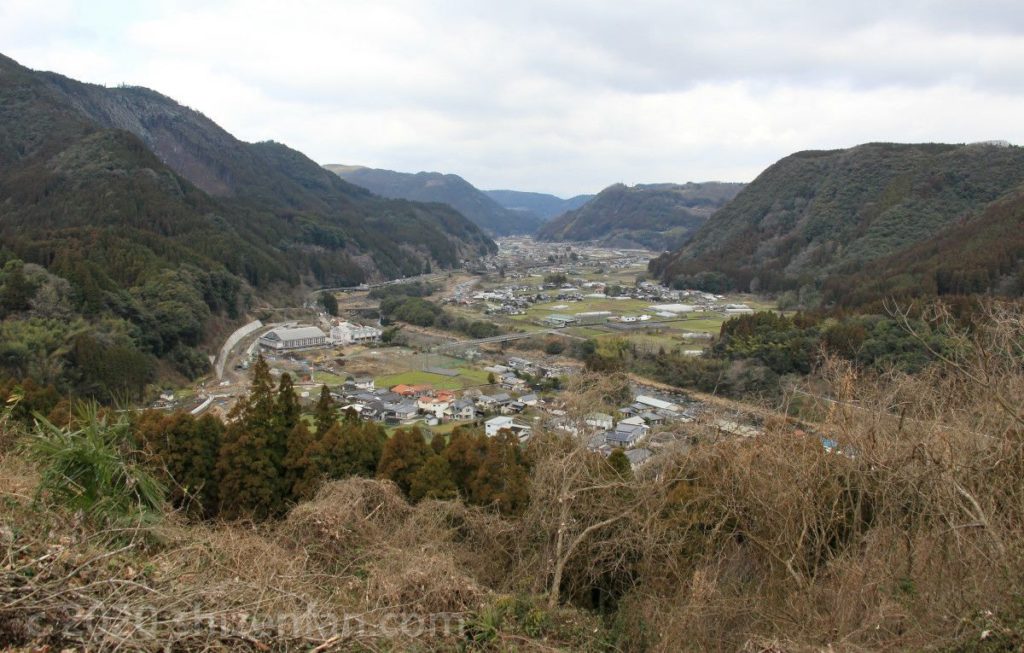 日田大山おおくぼ台梅園の高台から見下ろす大山町