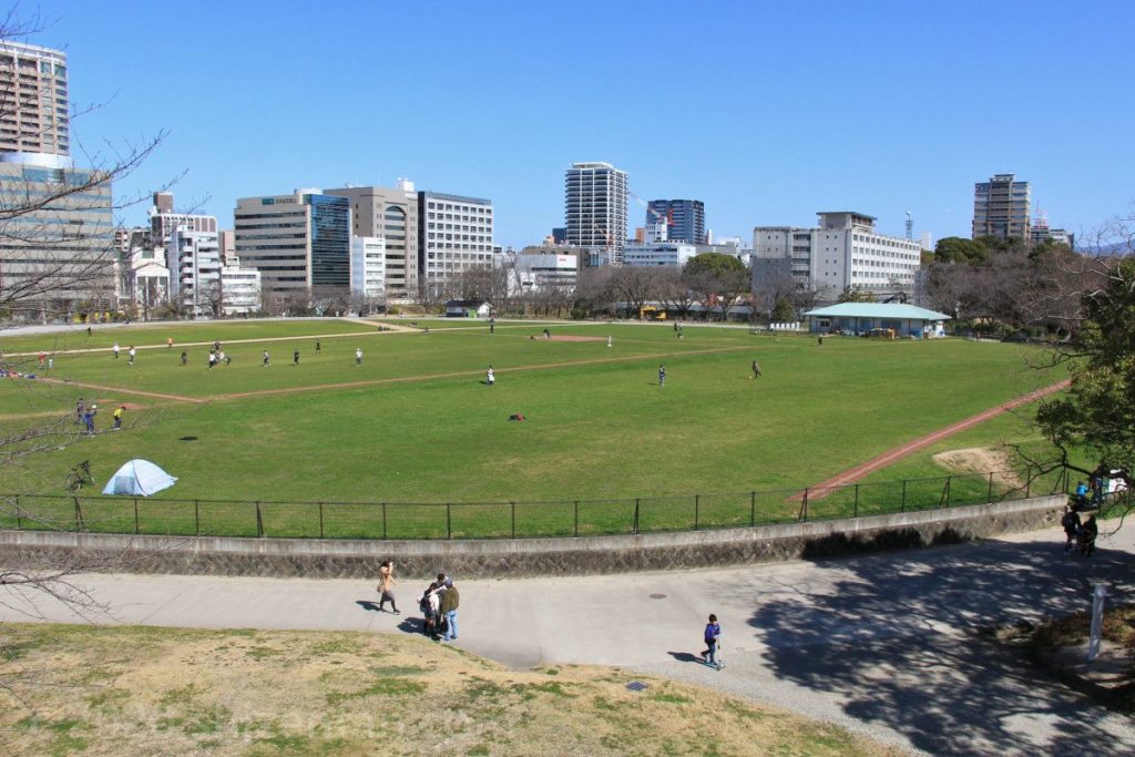 平和台球場跡・鴻臚館広場全景