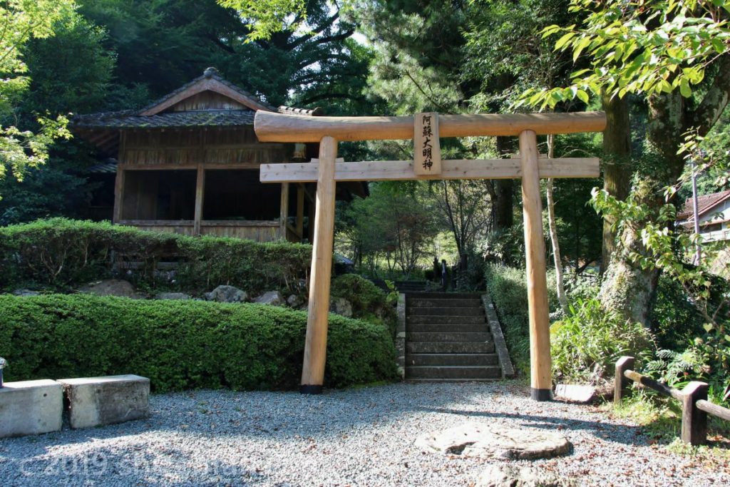 日本一の石段（釈迦院御坂遊歩道）入口横にある神社の鳥居（阿蘇大明神）