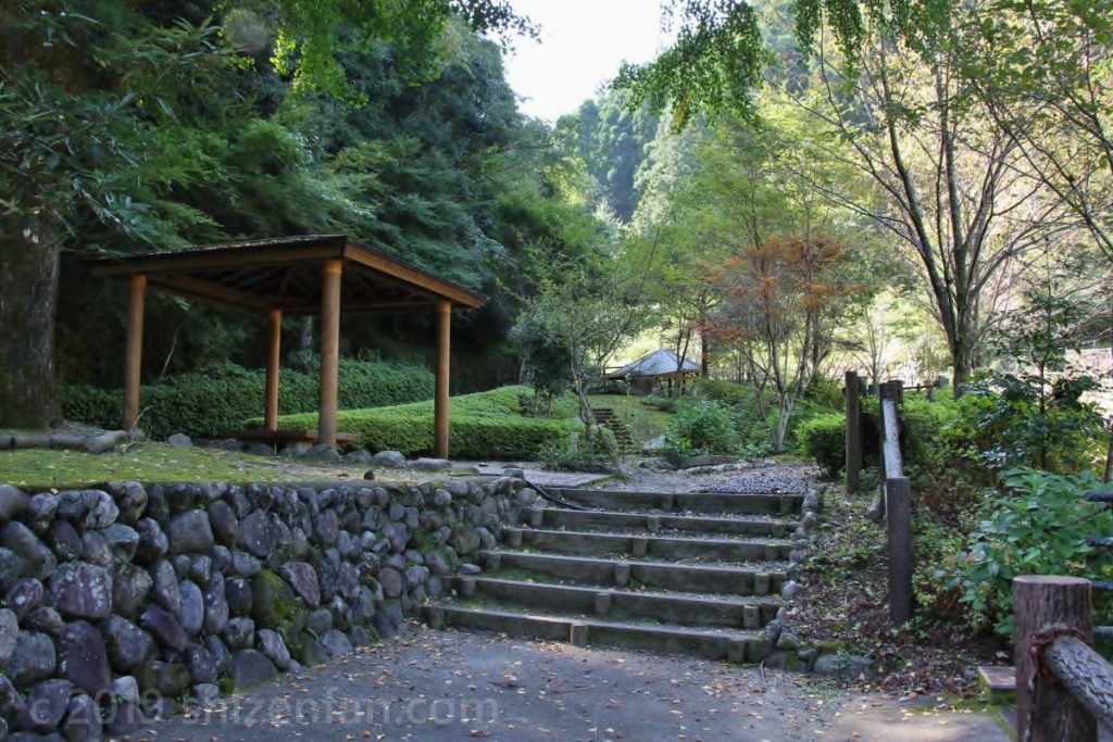 日本一の石段（釈迦院御坂遊歩道）入口横にある神社脇の広場