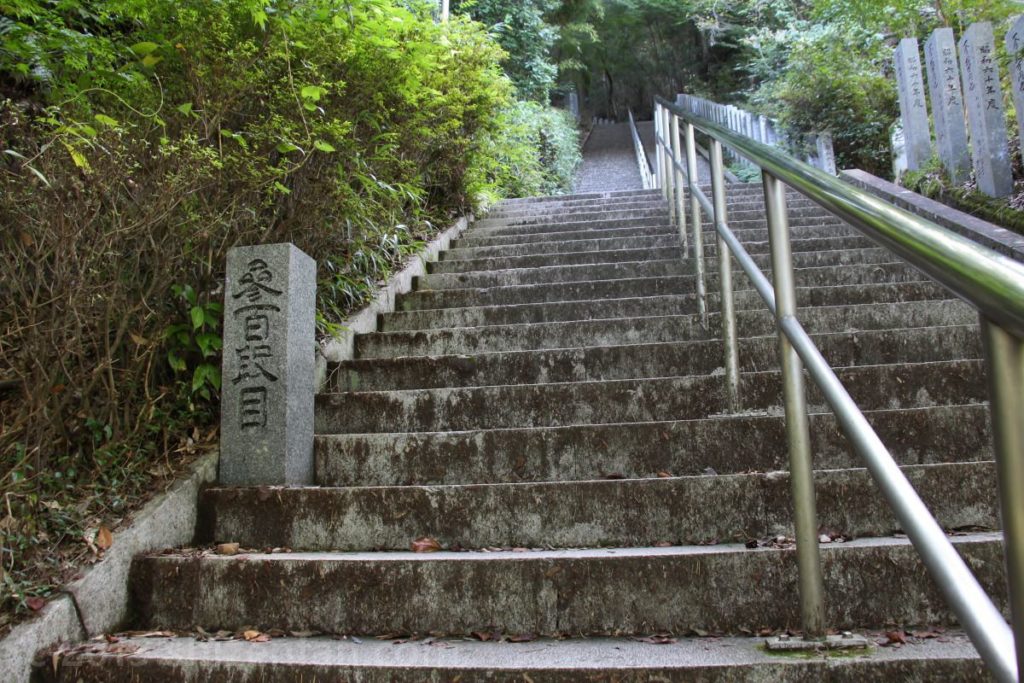 熊本・釈迦院御坂（日本一の階段）300段目