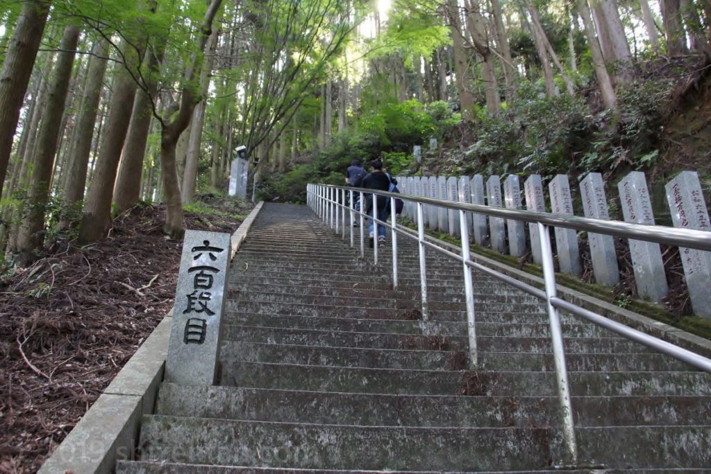 熊本・釈迦院御坂（日本一の階段）600段目