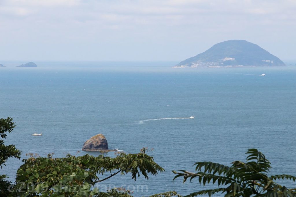 能古島 自然探勝路から望む玄海島