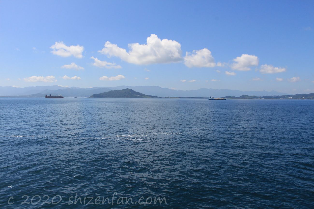 博多から壱岐へ向かう「ちくし」船上からの海景色