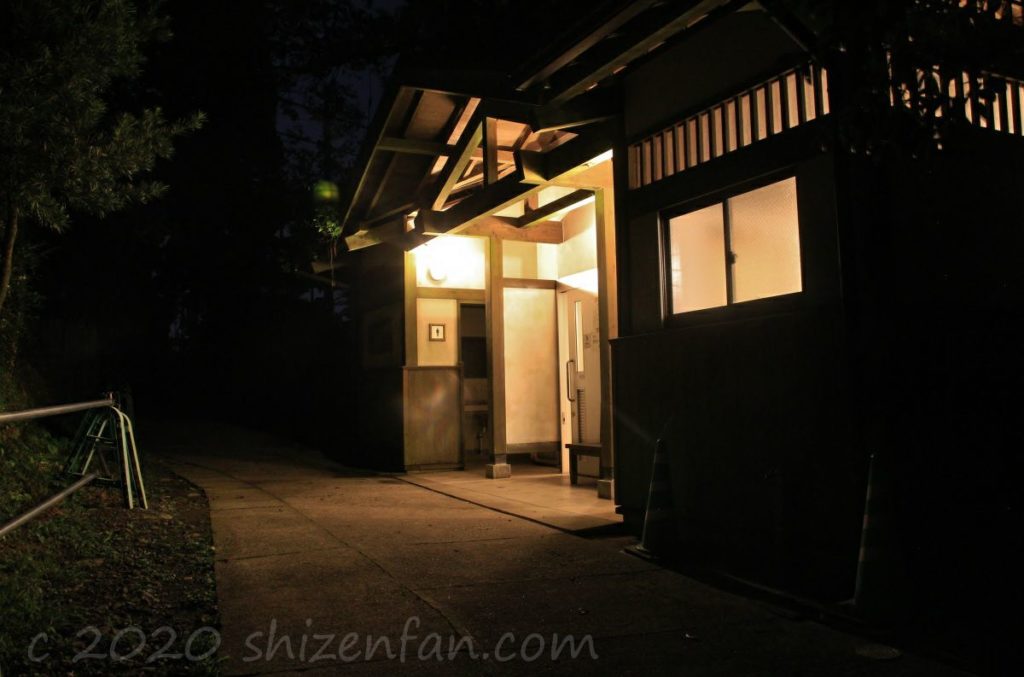 熊本・金峰山の頂上付近にある公衆トイレの外観(夜)
