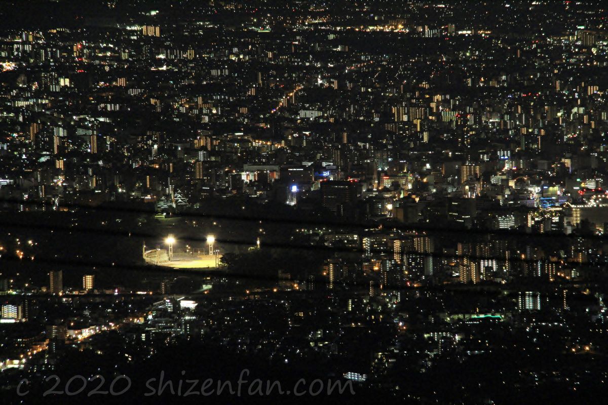 熊本・金峰山の頂上から望む熊本市街地の夜景（藤崎台球場方向の寄り）
