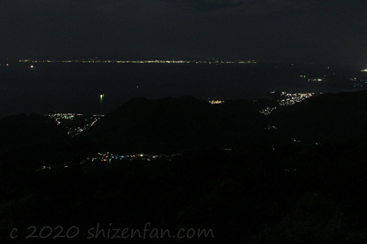 熊本・金峰山の頂上から望む有明海・島原半島側の夜景
