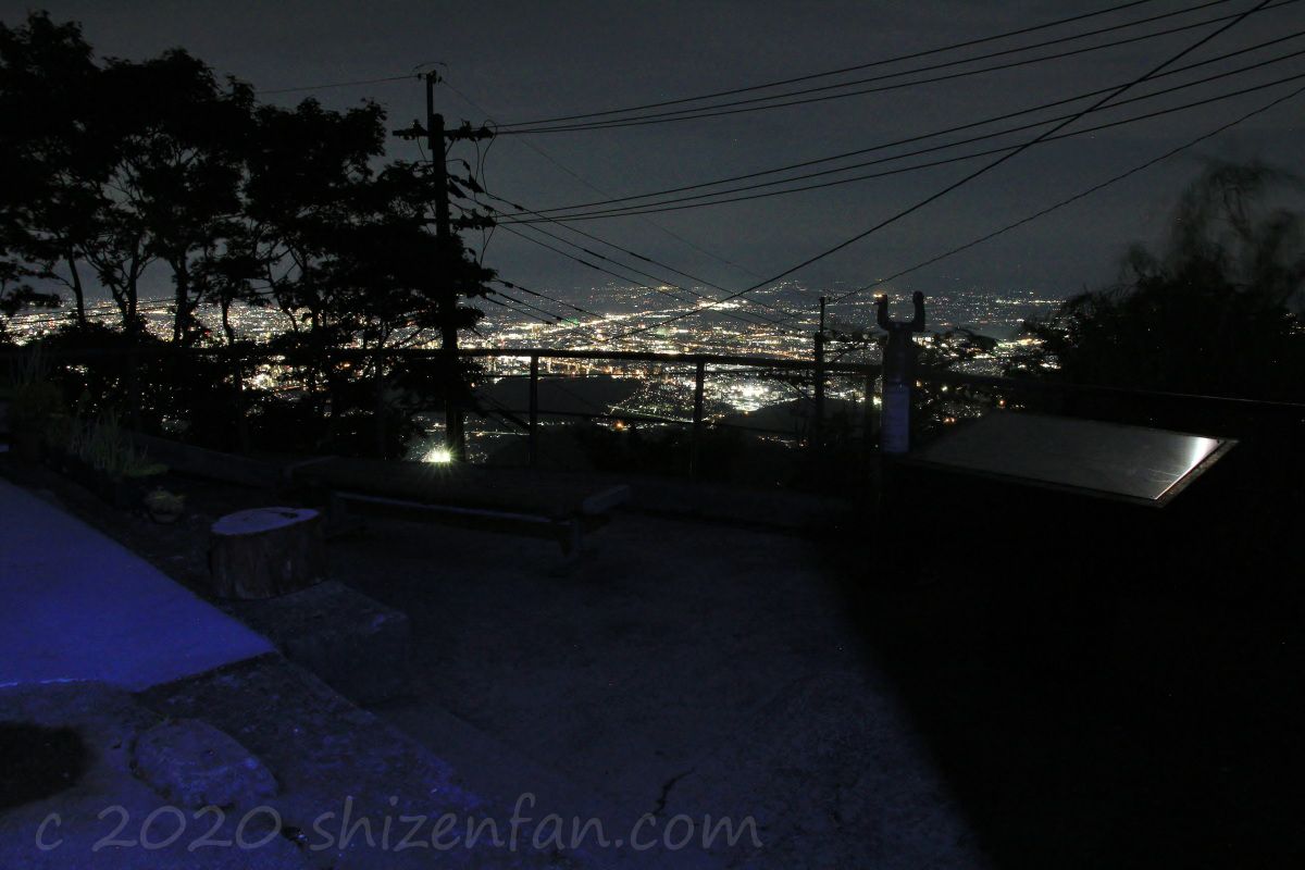 熊本・金峰山の頂上から望む南区側(南東)の夜景とその展望所