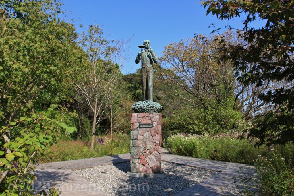 牧野富太郎の銅像（牧野植物園）