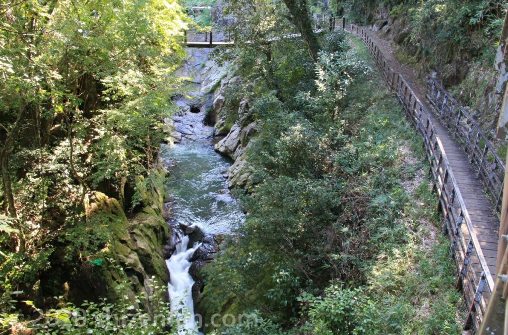 鍋釜滝・下城の滝遊歩道と渓谷