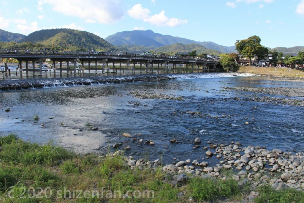 京都・嵐山、渡月橋全景