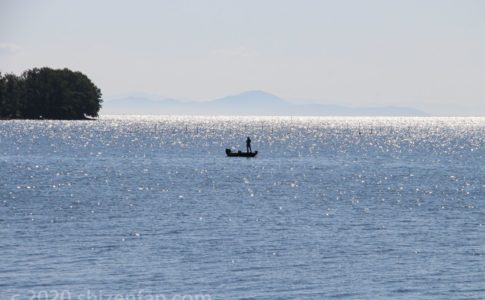奥琵琶湖の輝く湖面に浮かぶ釣り船と釣り人