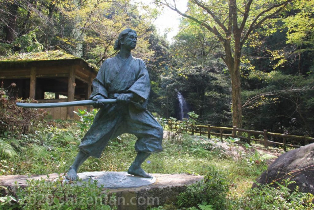 福井・一乗滝に設置された佐々木小次郎像